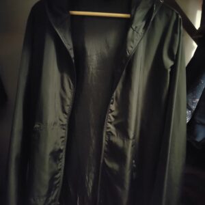 Campera Negra con Capucha Hombre